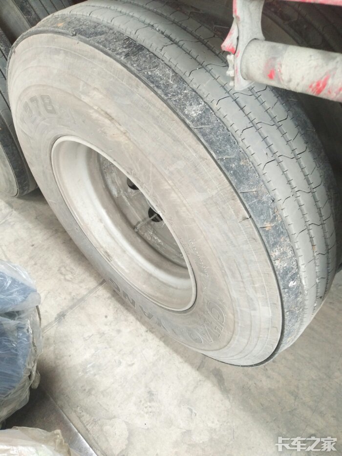 挂车轮胎两侧磨损严重有什么办法解决吗
