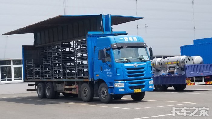 运卡车零件的车