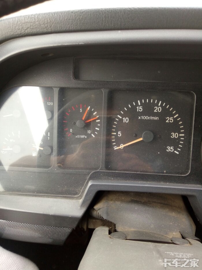 欧曼气压表显示不一致哪出问题了