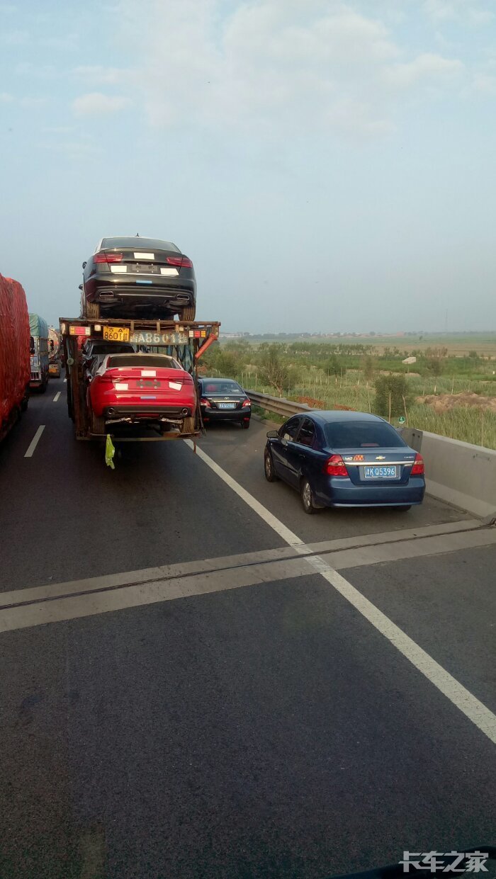 每次堵车这应急车道都成了小车的方便之路