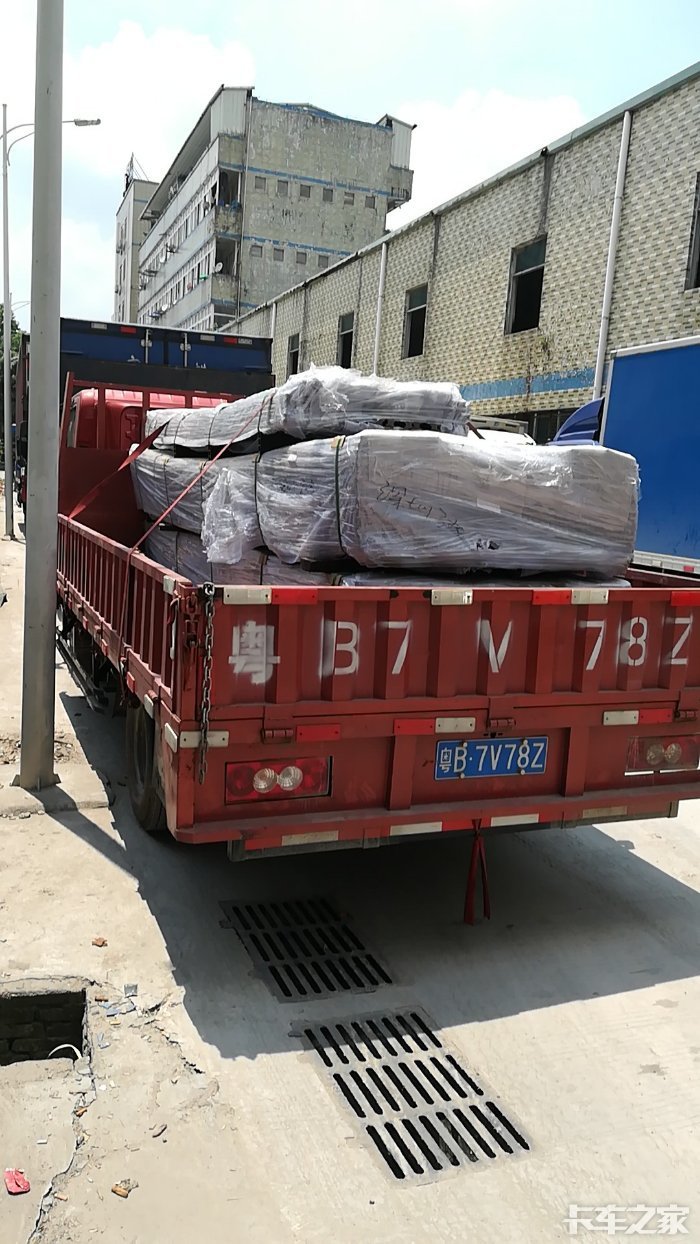 和空车差不多,可能是因为车起速慢,之前一直开的江铃,起速快,拉货就