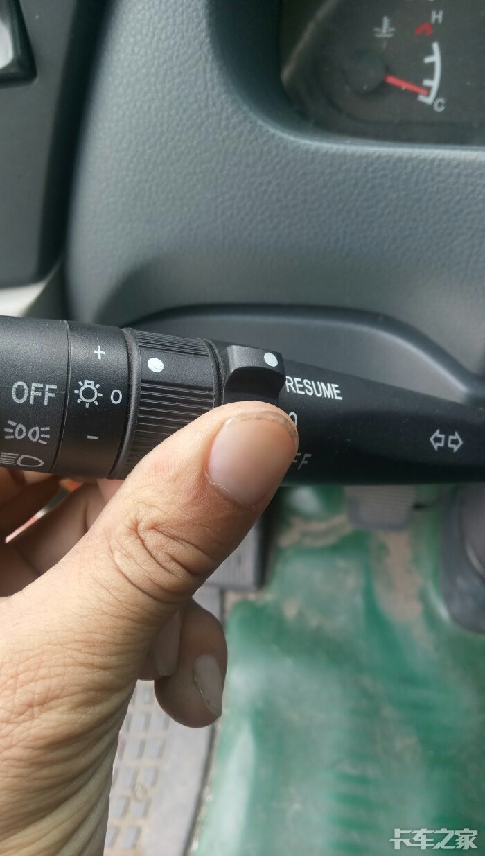 今天在路上跑着的时候,我弄几下这个开关,发现怠速快到1000了,求大神