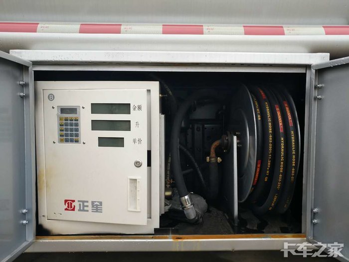 采用正星大流量加油机,配备15米自动回收卷盘