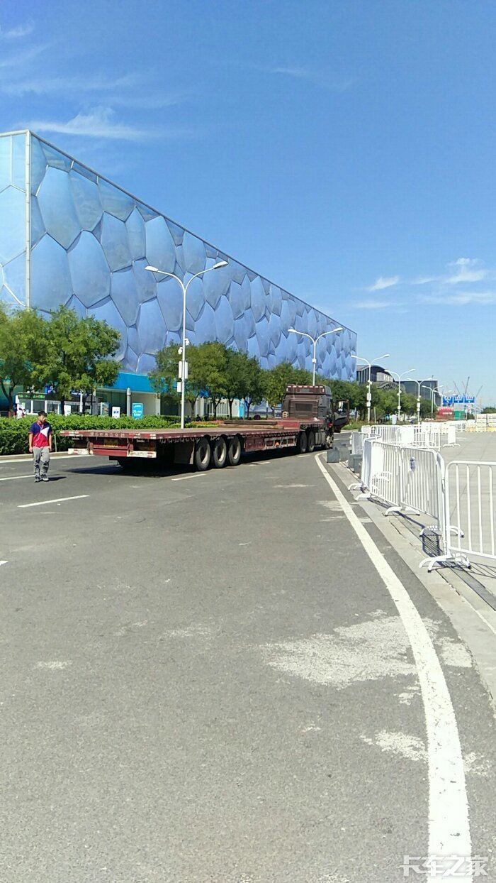 水立方旁边停辆大板