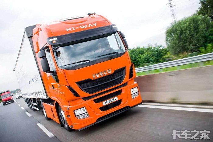 来一组清一色靓丽威猛iveco