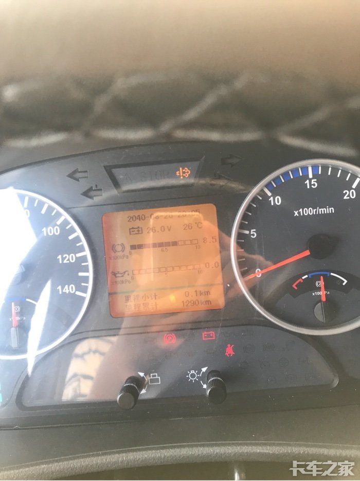 没有发动的时候那个尿素灯亮的发动了就没有了