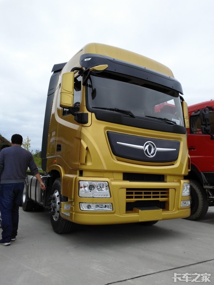 一名东风商用车销售带你去襄阳试驾新天龙d320.