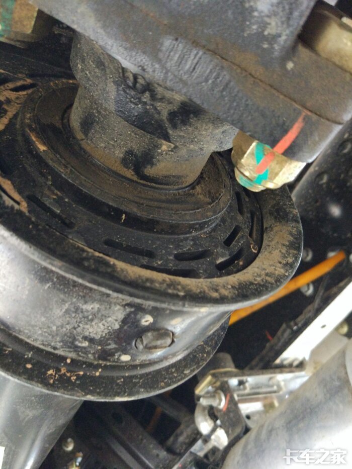 没找到黄油嘴啊,油封也拆不下来,怎么保养啊,传动轴上的塑料片是动