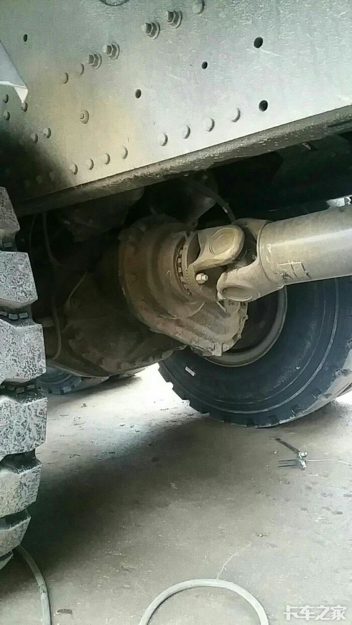 我刚买的德龙f3000国五的,中桥怎么跟以前的车不一样呢,这是汉德锹痧