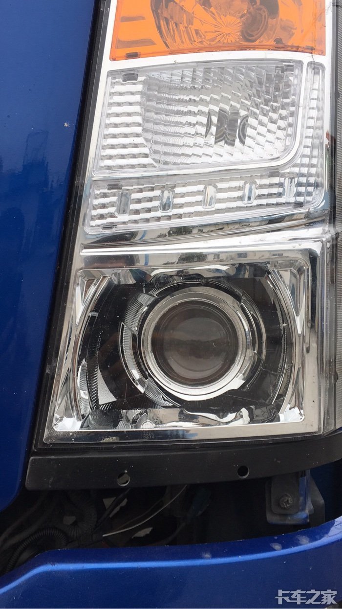 哪位朋友的车是重汽豪沃的大灯我想改成透视灯和led