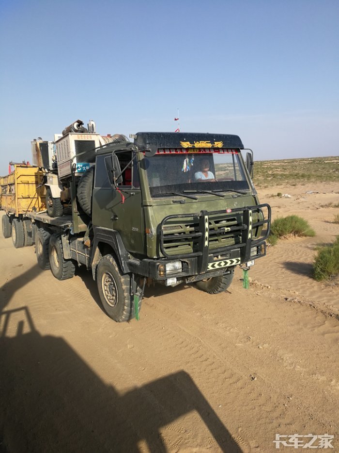 沙漠六驱随车吊运输