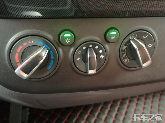 奥铃空调上两个绿色按钮是起怎么的作用?