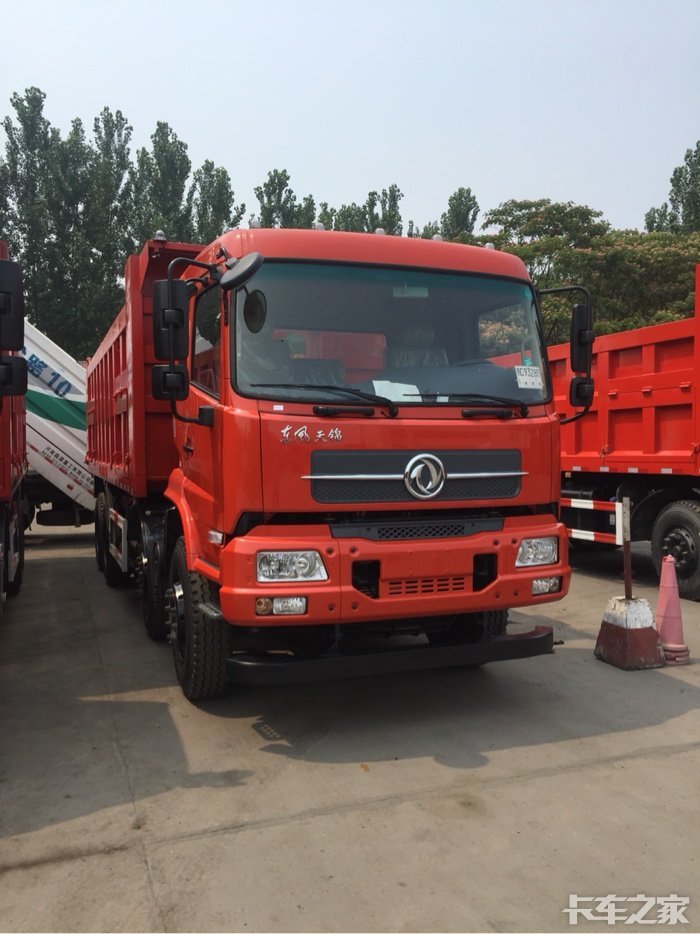 新到天龙8x4自卸车