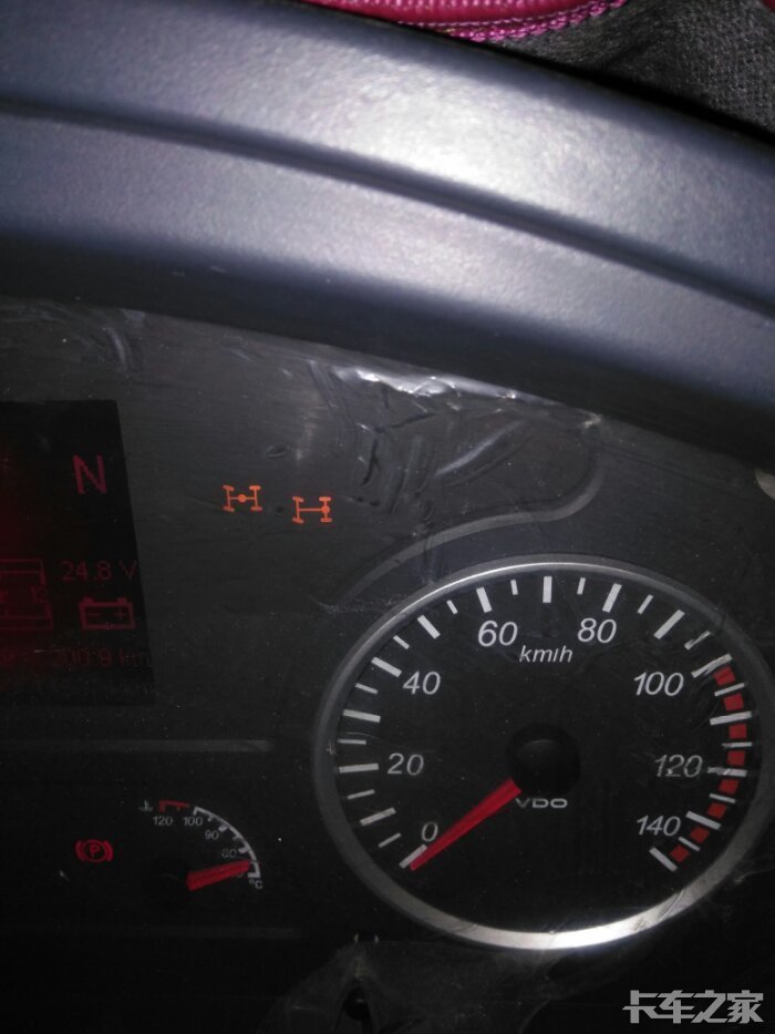 x3000的差速锁标志灯亮了,开关没开,一直嘀嘀嘀响,有哪位知道是怎么