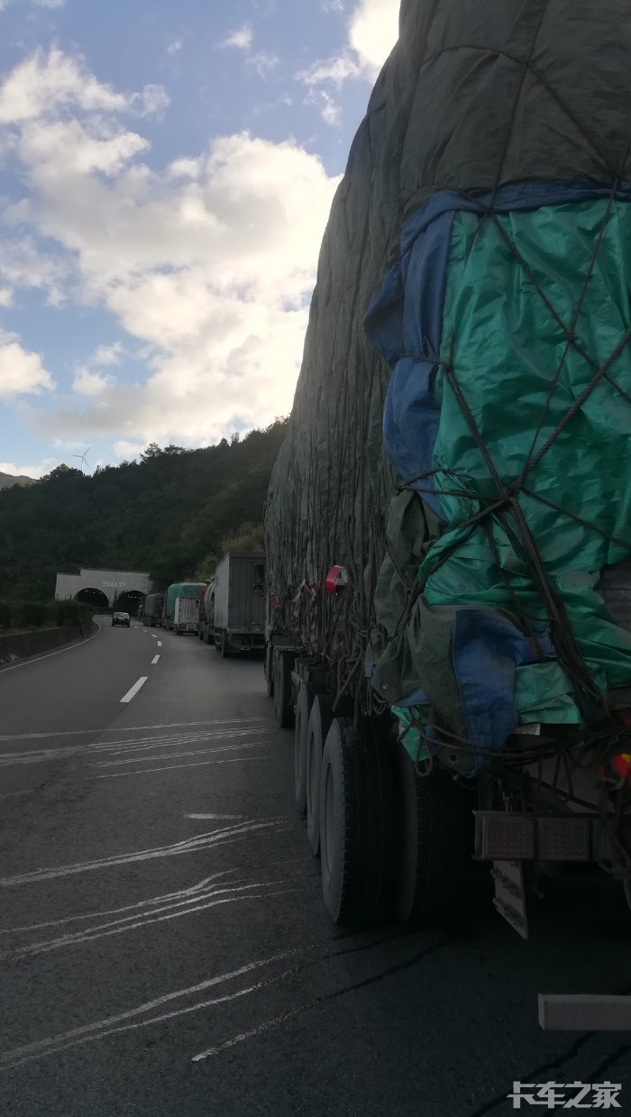 这里堵车,昆磨高速往昆明方向.