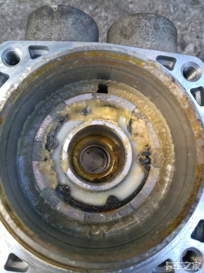 解放小j6刹车总泵漏气拆解查看问题点