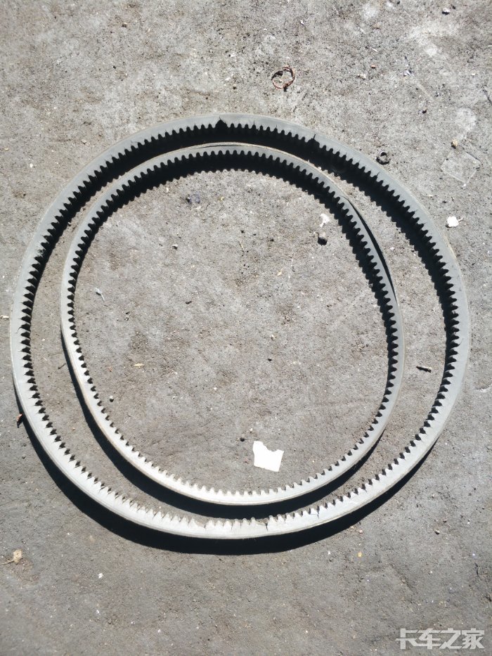 我车用了一年,水泵皮带和转向皮带就这样了,老铁们,你们车皮带用