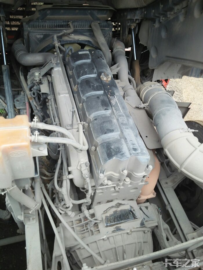 天龙雷诺420发动机进气口有油渍是什么原因造成的.