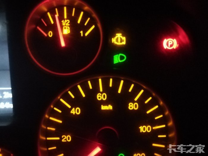 这两个黄感叹号灯同时出现了豪沃车大佬支招