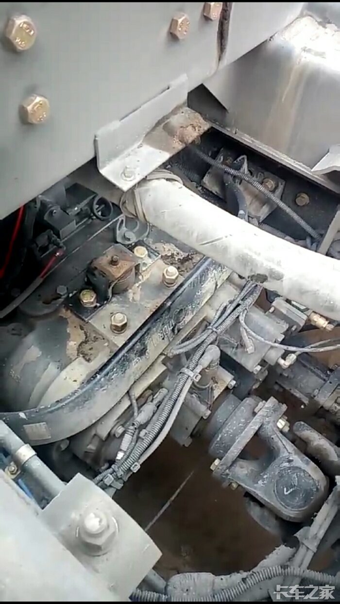 关于德龙f3000自卸车变速箱吊架