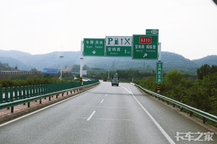 卡车司机用路牌指引生活