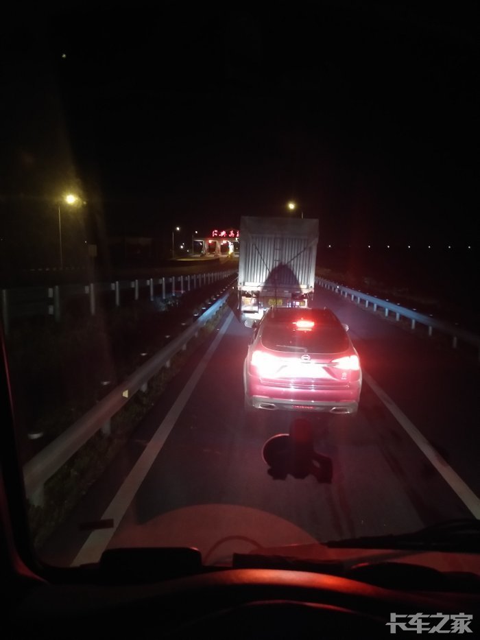 下高速堵车了