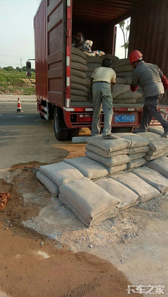 人生不易65岁的大爷还在搬水泥你我还有什么理由不去拼搏