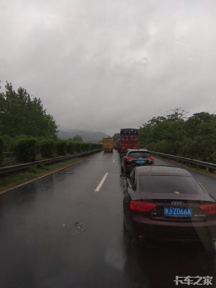 在路上行走讨厌下雨的天气,也烦堵车,碰见又下雨又堵车的也是醉啦!