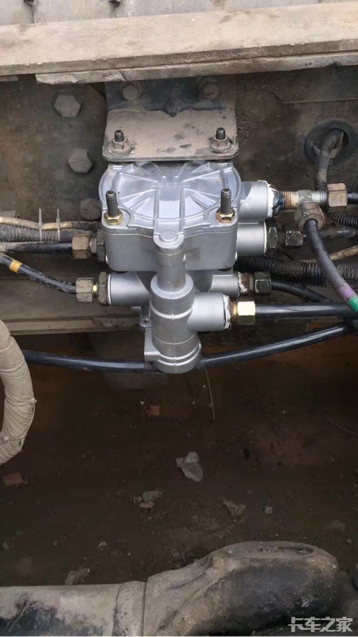 全车换的威伯克阀,挂车是瀚德加三个威伯克,一桥一个阀