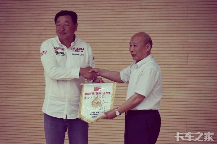 中国车王卢宁军携江西五十铃朝阳轮胎车队走进