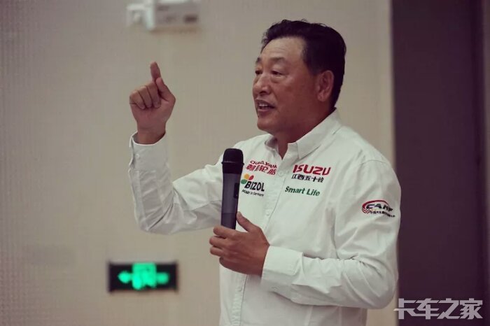 中国车王卢宁军携江西五十铃朝阳轮胎车队走进