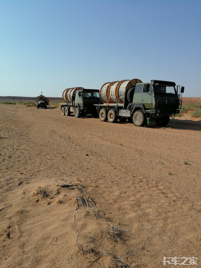 军用沙漠运输车图片