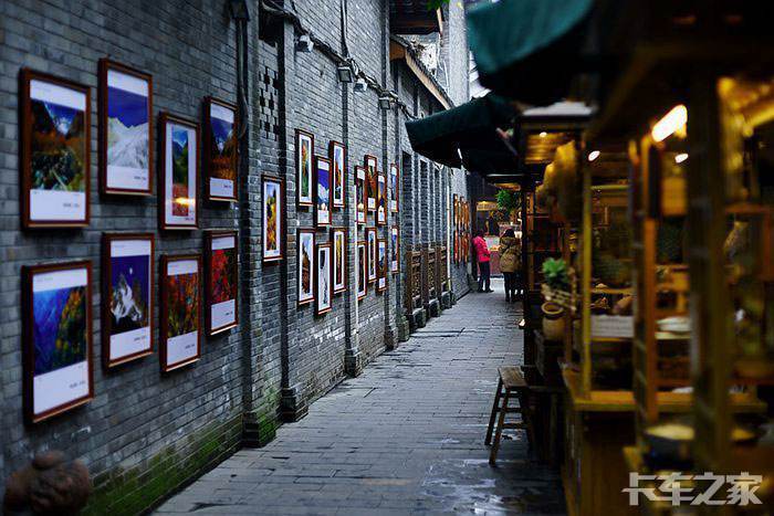 要想感受成都的慢生活来宽窄巷子