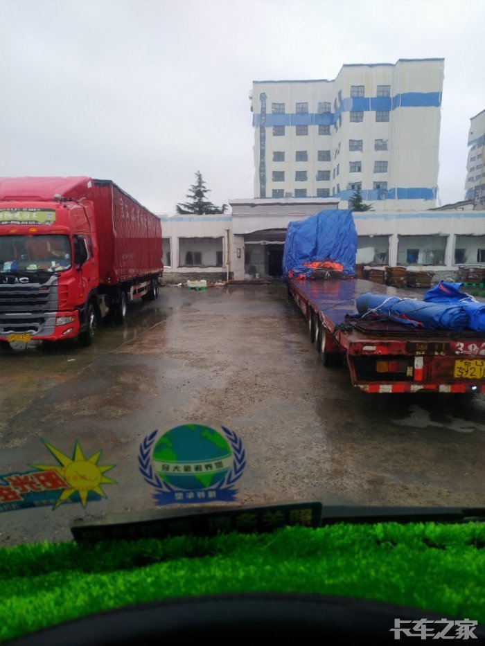 雨天装货卸货,衣服淋得都拧出水了