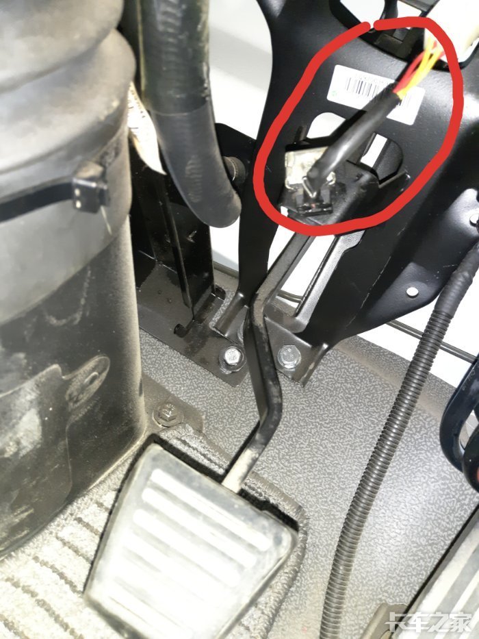 小帅刹车灯常亮