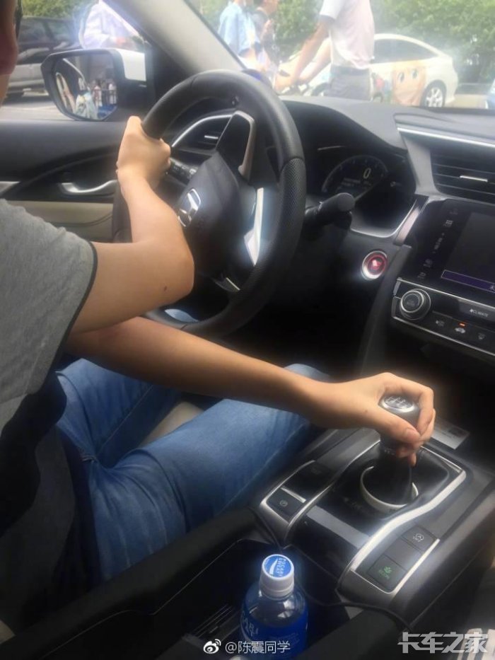 香港的朋友到深圳开车姿势帅吧