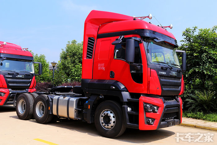 迷倒众生相江铃威龙牵引车看车经过