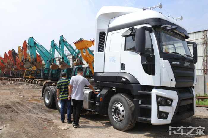 开启致富门杭州车主喜提威龙牵引车