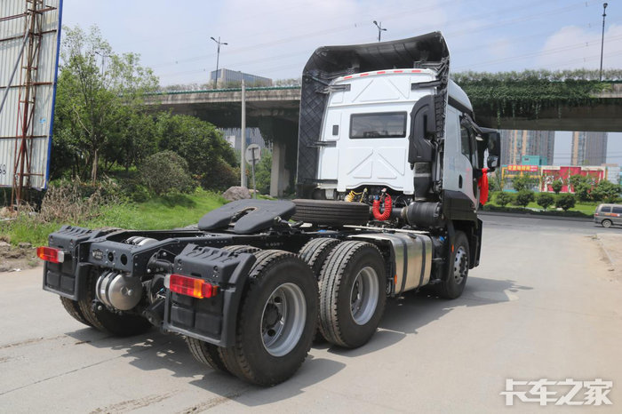 开启致富门杭州车主喜提威龙牵引车