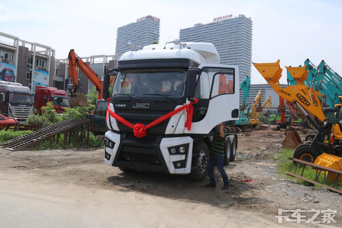 开启致富门杭州车主喜提威龙牵引车