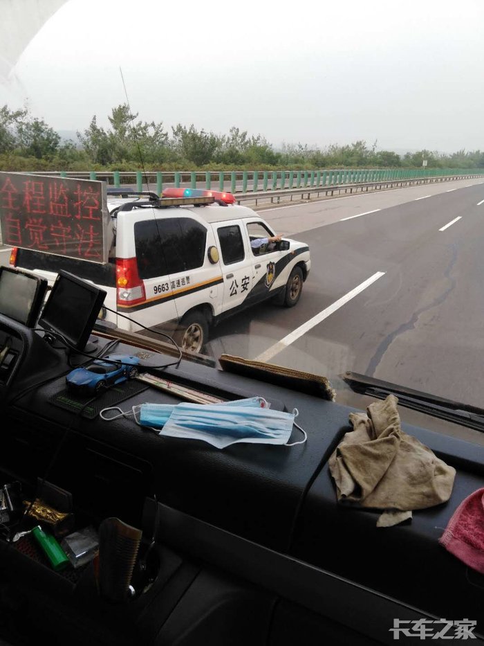 山西侯平高速交警在高速公路上撵车拦车