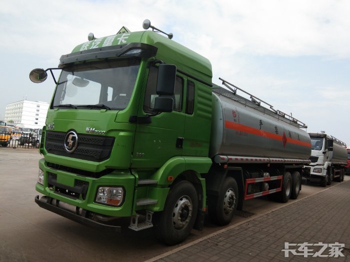 陕汽德龙前四后八型加油车