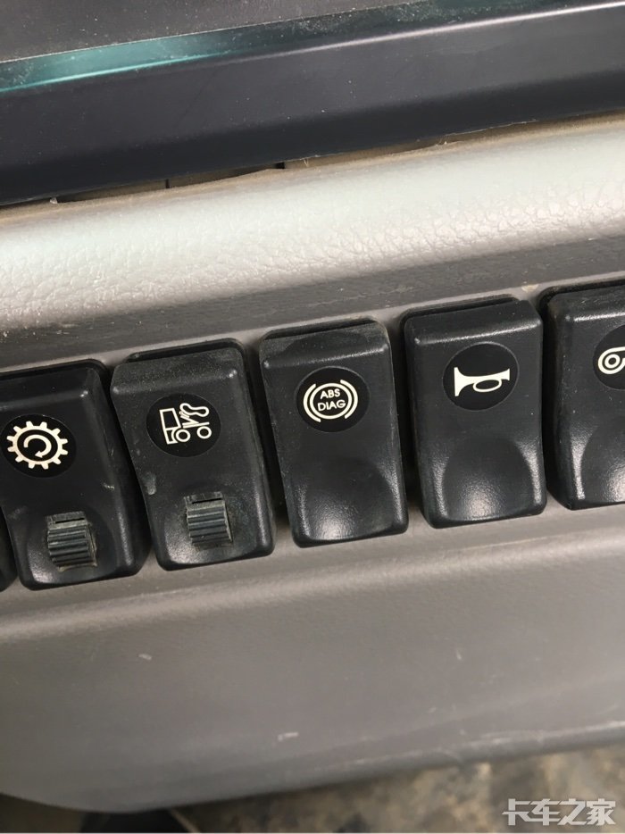 各位师傅,东风天锦上的这个键是干什么的
