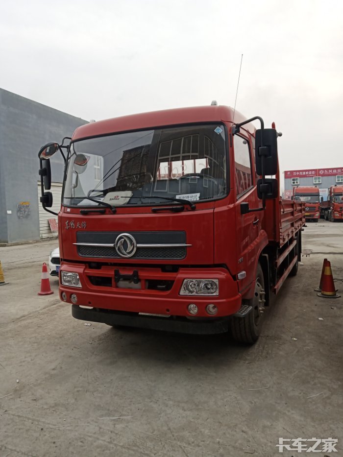 东风天锦6米8栏板车