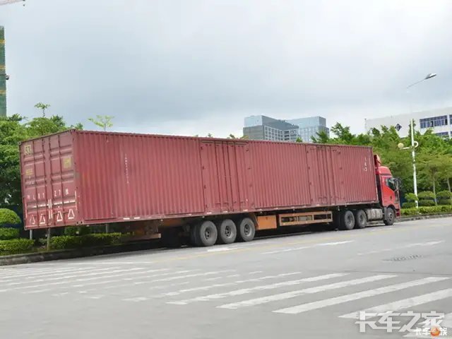 又见超长超宽大货车上路一超四罚是摆设