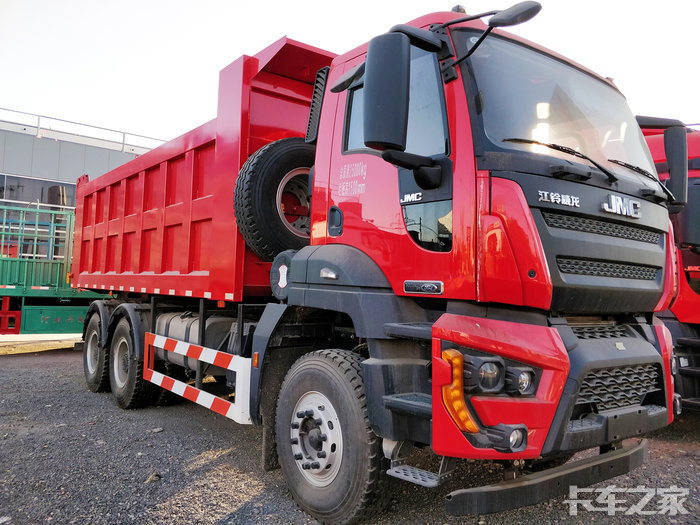 最近江铃的重卡挺火的特意去看看江铃威龙的自卸车