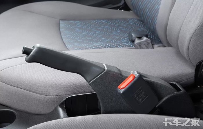 注意:停车装卸货前一定要确保拉好手刹,并将三角木(石头,砖块也可代替