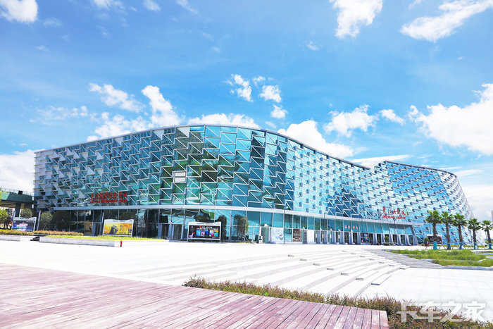 远远望去就是慈溪大剧院了,这栋建筑很别致,让人看着赏心悦目!