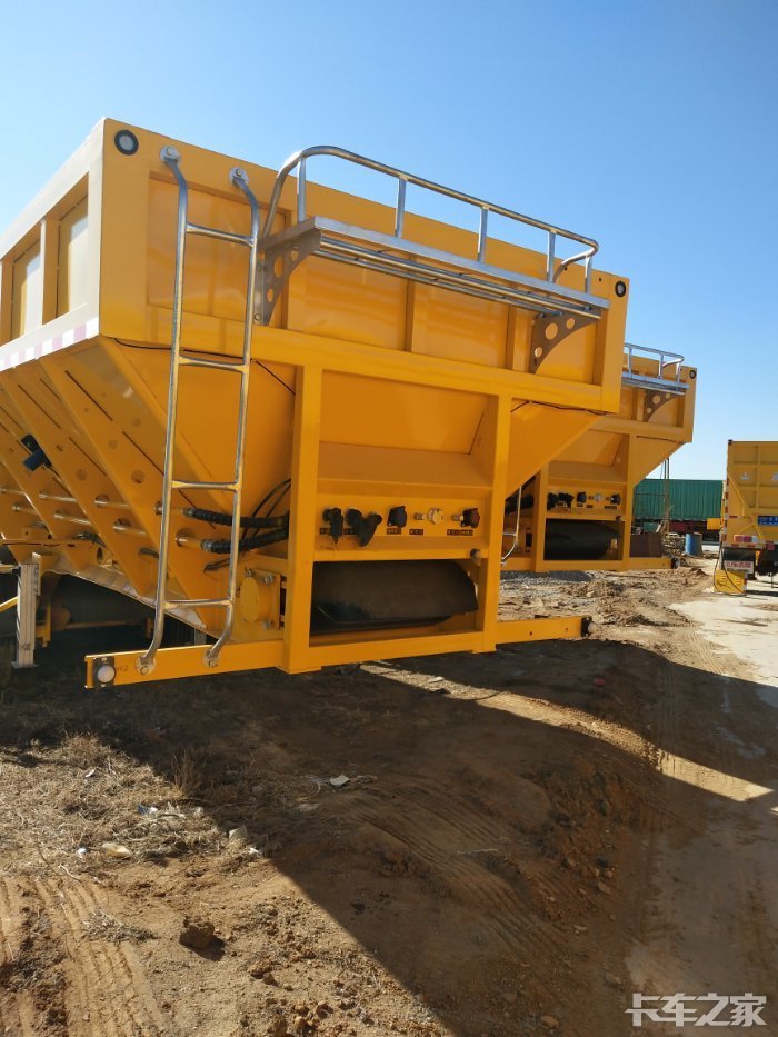 智能输送带卸货车