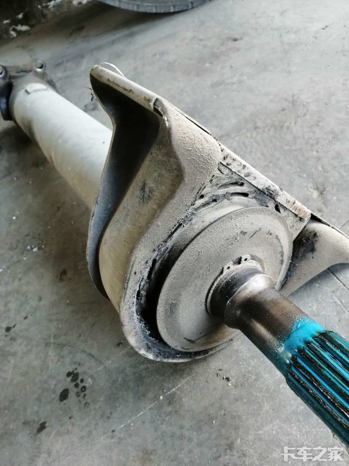 奥铃cts38轻卡传动轴过桥轴承坏了